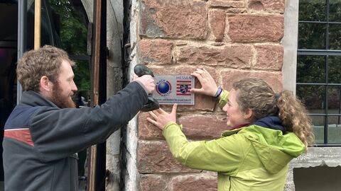 Das Zertifikat wird am Eingang des UBZ angebracht