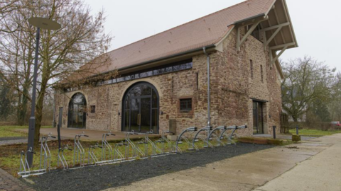 Schafstall Cafe & Co. Von außen sieht der renovierte Schafstall auf dem Kühkopf schon sehr schön aus