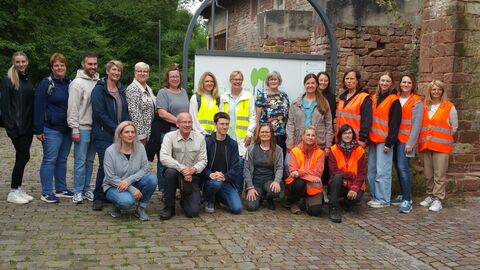 Herr Hahn als Begleiter inmitten einer Gruppe